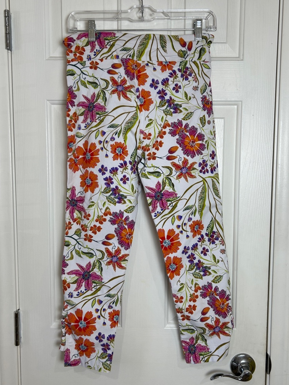Attyre New York Floral Pull On Cropped Capri Pants Rhinestone Ladder Hem 8 - Picture 9 of 11